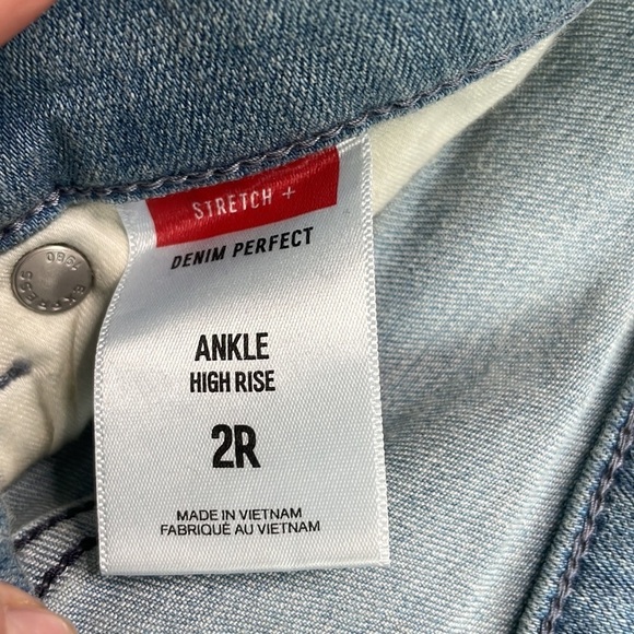 Express Women’s Ankle High Rise, Light Wash, size 2R - Picture 3 of 14